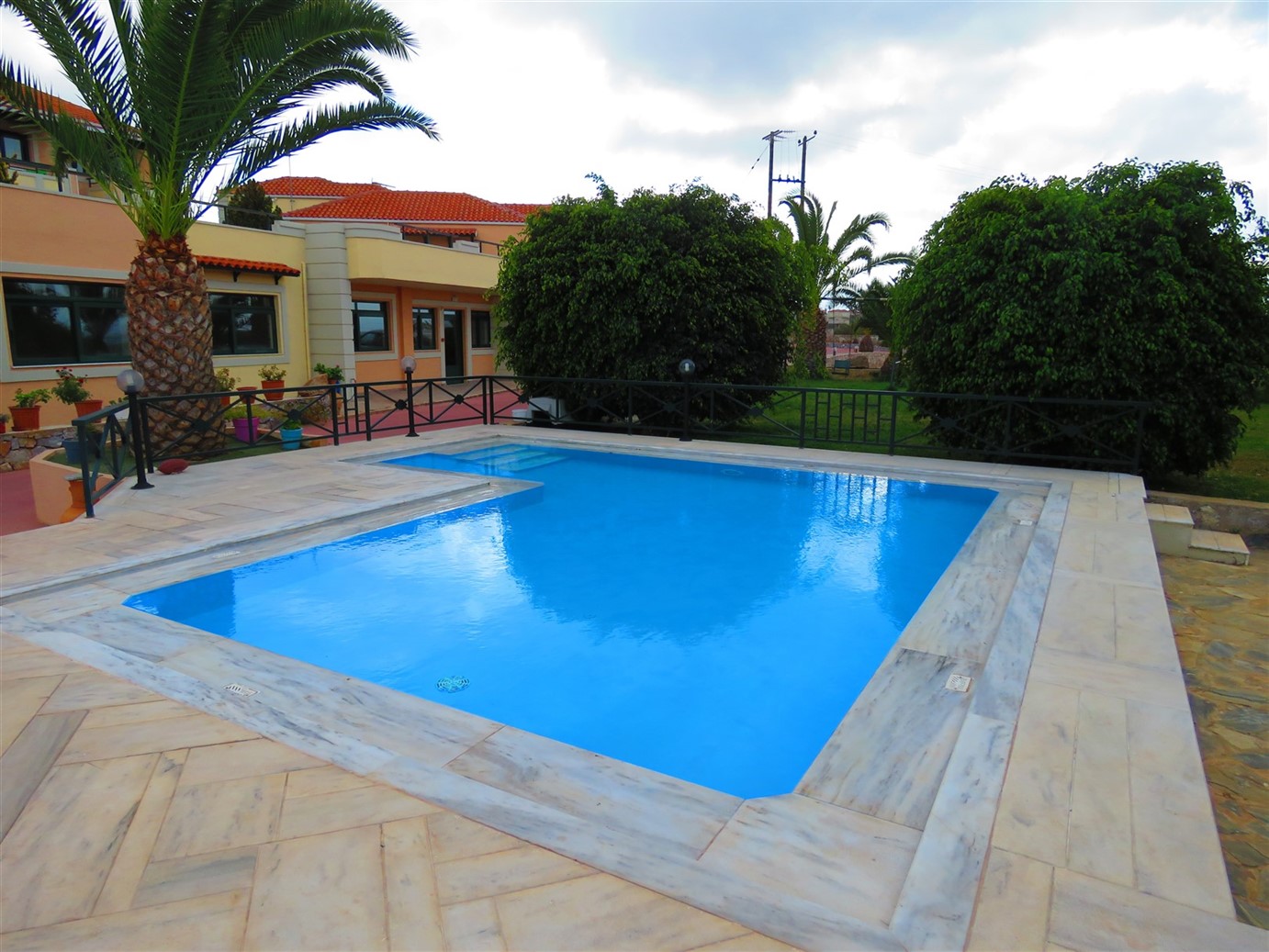 Aloni Suites